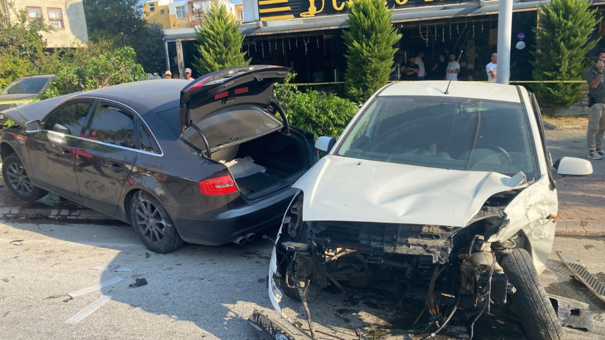 Gazipaşa 'da 2 otomobil çarpıştı 3 kişi yaralandı     