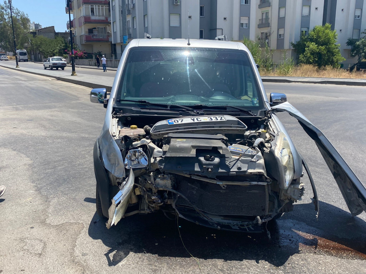 Serik'te iki otomobil çarpıştı: 1 kişi yaralandı